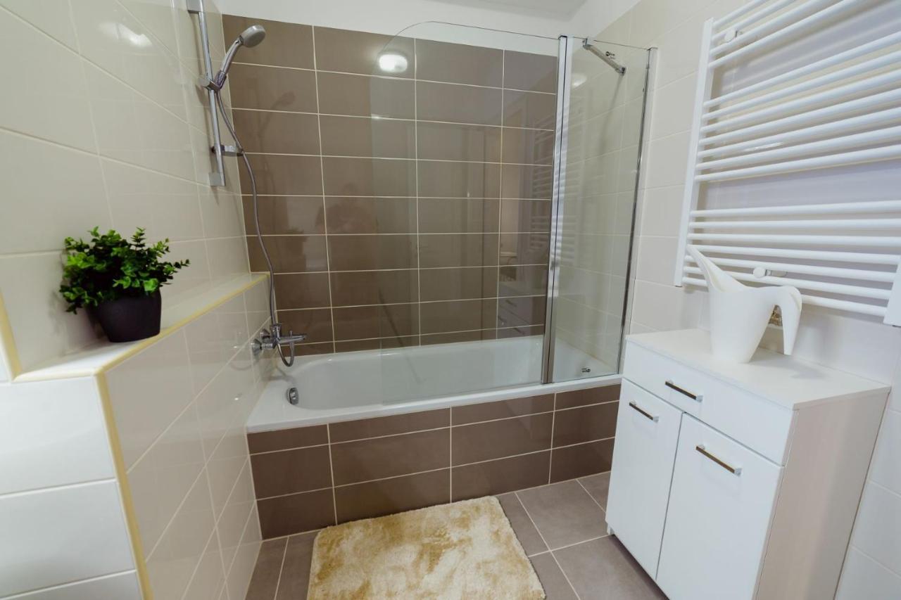 Ferienwohnung Corvin Promenade With Free Parking Budapest Exterior foto